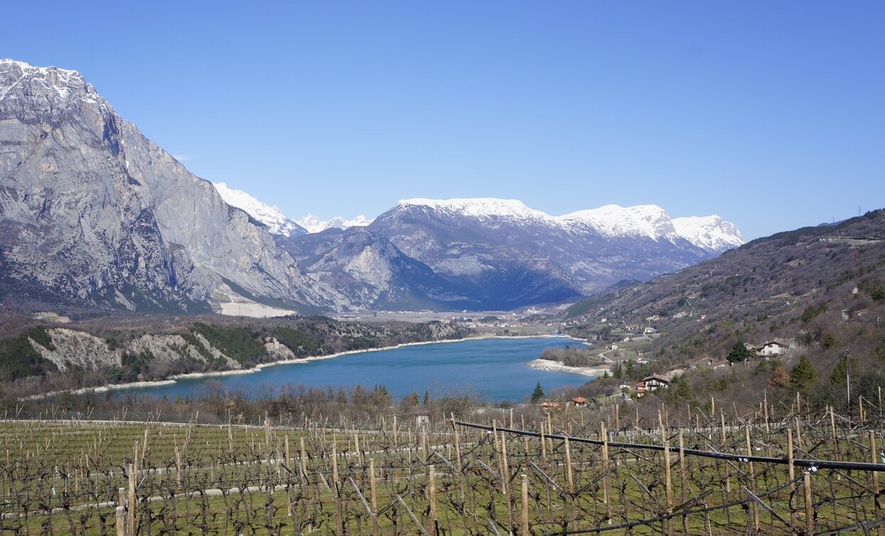 Lago di Cavedine, con la Paganella innevata sullo sfondo | © Archivio Garda Trentino (ph. Marco Giacomello), Garda Trentino 