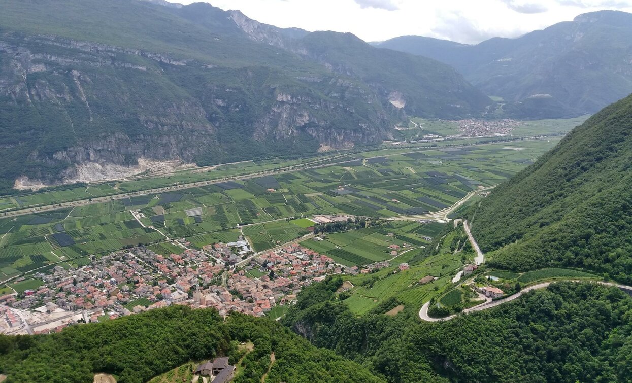 Vista sulla Val d'Adige.... ripidamente verso il basso | © Ingo Dießner, Community