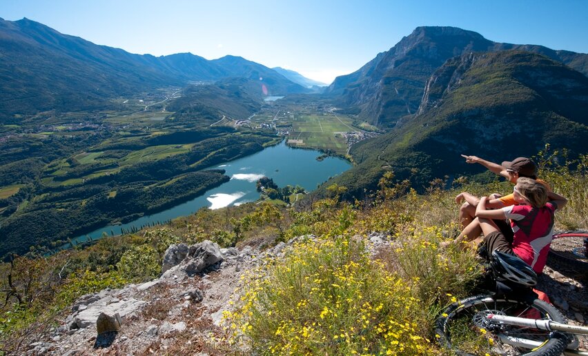Vista sul lago Toblino e sulla Valle dei Laghi | © Archivio APT Garda Trentino (ph. R. Kiaulehn), North Lake Garda Trentino 