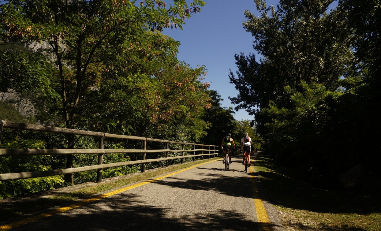 Lungo il percorso ciclabile tra Pietramurata e Sarche | © Archivio Garda Trentino (ph. Marco Giacomello), Garda Trentino 